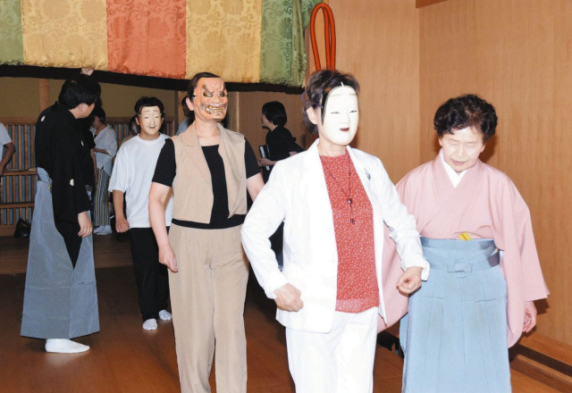 すり足や おはやし体験 富山能楽堂で「大探検」