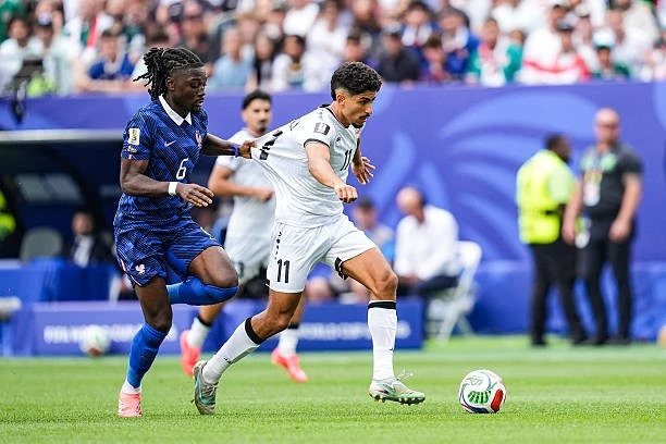 フランス対イラク 1-0(ハーフタイム)ライブ中継:豪雨にもかかわらず、アジア代表のイラクがより良いプレーを見せている。 Vietnam.vn - Nền tảng quảng bá Việt Nam