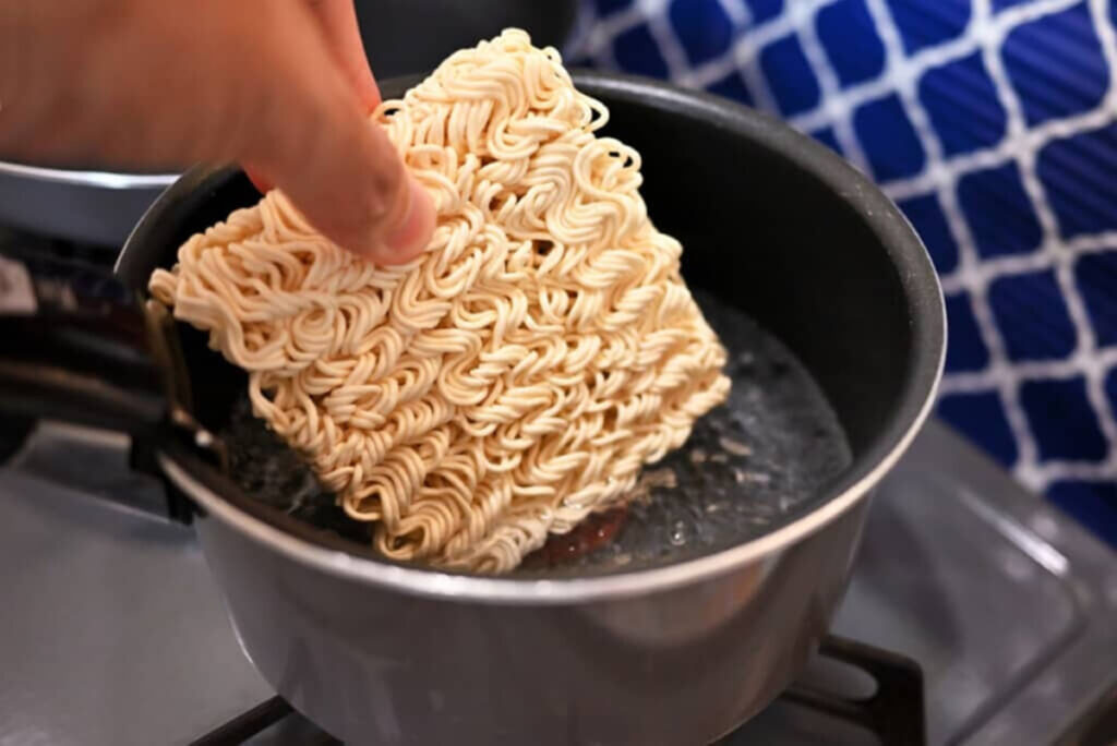 【関東在住者に聞いた】「家に常備しておきたい袋麺シリーズ」ランキングTOP14！　第1位は「サッポロ一番」【2026年最新調査結果】（1/2） | ラーメン ねとらぼリサーチ - ねとらぼ