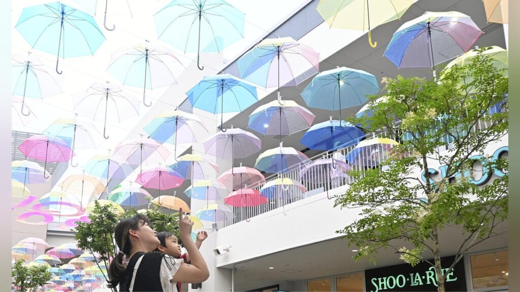 滋賀県 草津市 エイスクエア 梅雨空見上げればカラフル雨傘が彩る虹色の天井…「雨でも晴れやかな気持ちに」　 : 読売新聞