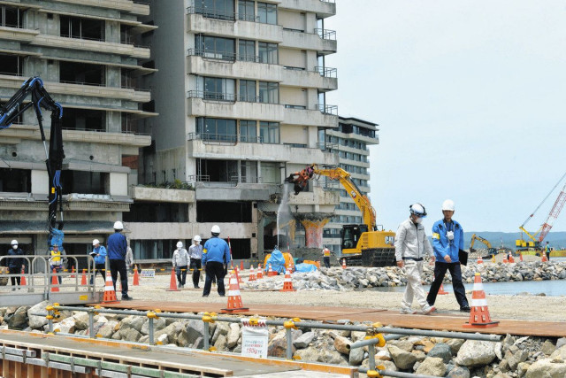 石川労働局長ら現場視察　復旧工事中の労災ＮＯ　「加賀屋」解体本格化 対策の徹底求める