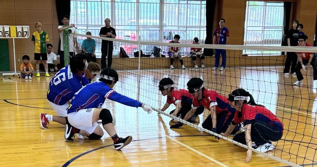 フロアバレーで交流試合　南風原・沖縄盲学校　県内サッカー２チーム招く　８月の全国大会向け作戦試す