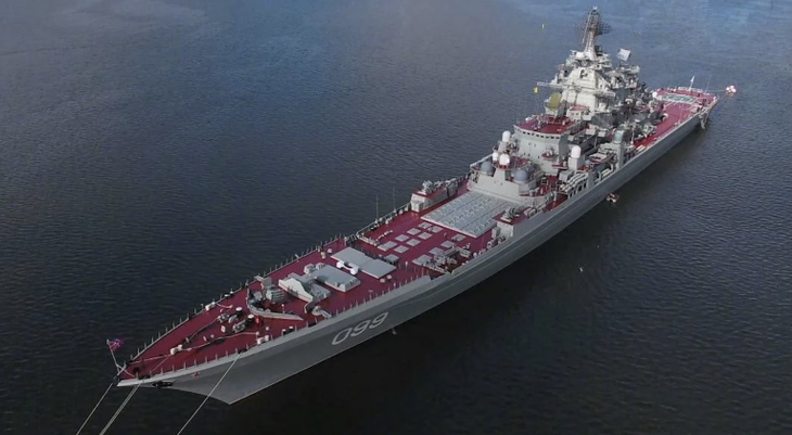 ロシアは、約30年ぶりに最大の巡洋艦を基地に帰還させた。写真1。