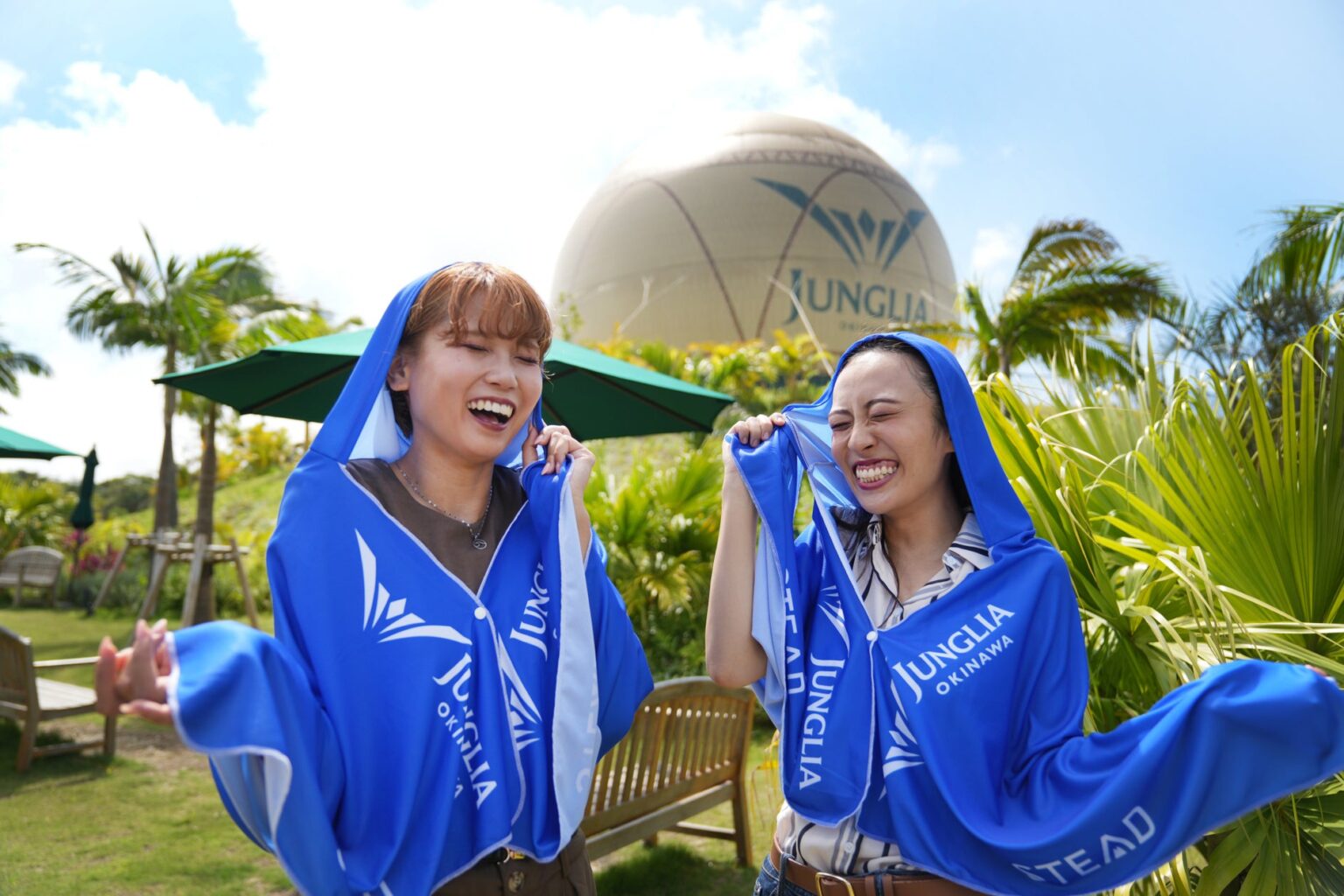 ジャングリア沖縄 2026 夏の暑さ対策 第三弾 「着る冷蔵庫」冷感アイスポンチョのレンタルを開始。暑い夏にパークを快適に過ごすアイテムが登場します