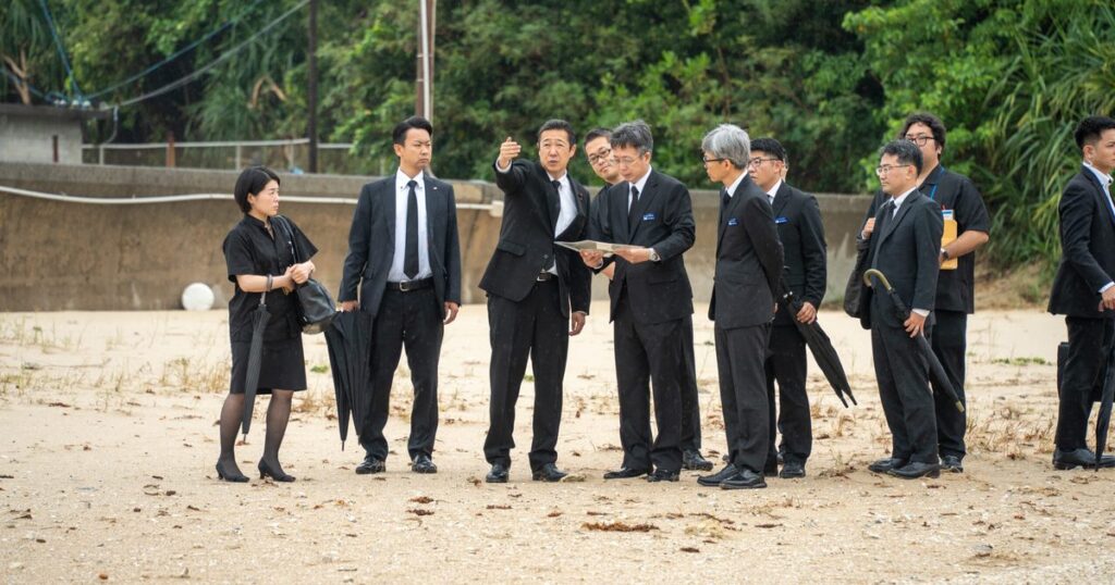 抗議船で平和学習に沖縄相「違和感」　辺野古事故現場で献花