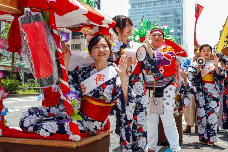 夏の幕開け、愛染まつり 大阪、「商売繁盛」願う | 全国のニュース | 福井新聞ONLINE 夏の幕開け、愛染まつり 大阪、「商売繁盛」願う | 全国のニュース | 福井新聞ONLINE