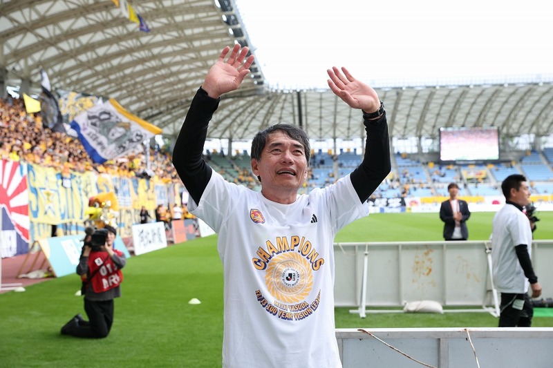 ベガルタ指揮官が歓喜の雄叫び「寿命が縮まるじゃないかー!」。PK戦を制して優勝「こんなシナリオ、誰が書いたんだ! 俺だ」と一人ボケツッコミも | サッカーダイジェストWeb ベガルタ指揮官が歓喜の雄叫び「寿命が縮まるじゃないかー!」。PK戦を制して優勝「こんなシナリオ、誰が書いたんだ! 俺だ」と一人ボケツッコミも | サッカーダイジェストWeb