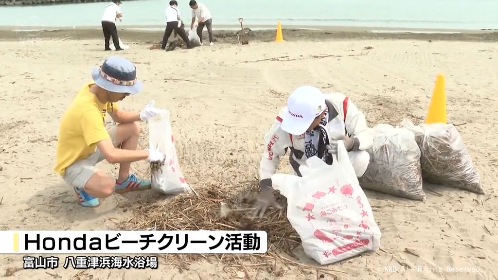 海岸清掃車両も使って砂浜をきれいに 富山市の八重津浜海水浴場で約100人が汗