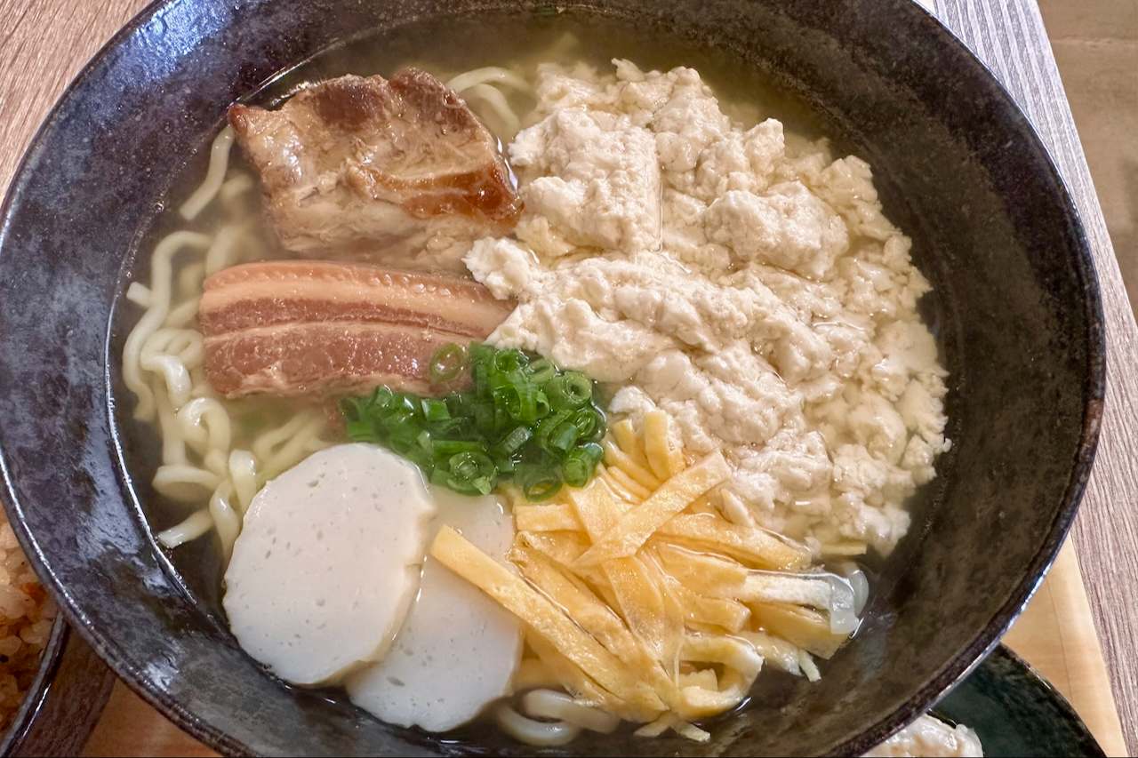 無添加ダシでカラダにやさしい自然な味わい「沖縄そば わらまる商店」(南城市)