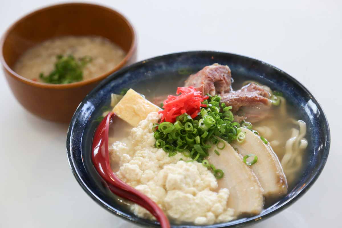 那覇で朝7時から本格沖縄そば!「オキナワソバヤ ススル」で味わうこだわりの一杯(那覇市)