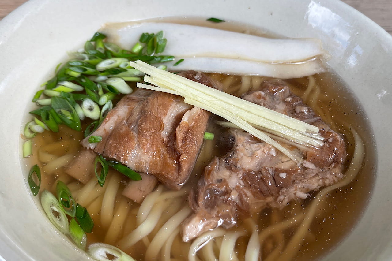 照喜名製麺所の生麺×黄金スープ!ここでしか味わえない沖縄そばを心地よい空間で「nan*ne(ナンネ)」(那覇市)