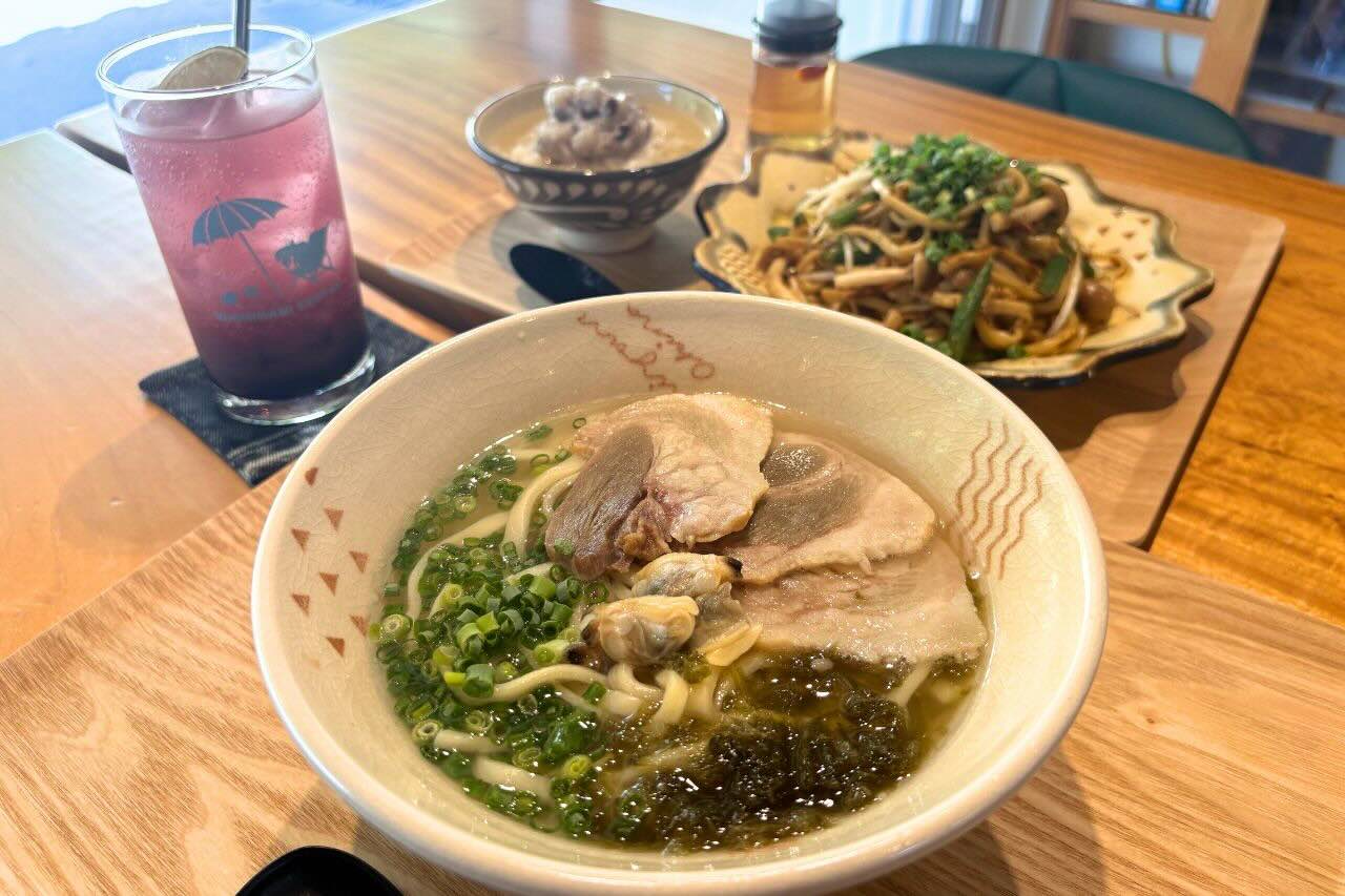旅と食が交わる「みやんち」でいただく魚介ダシが香る沖縄そば(沖縄市)