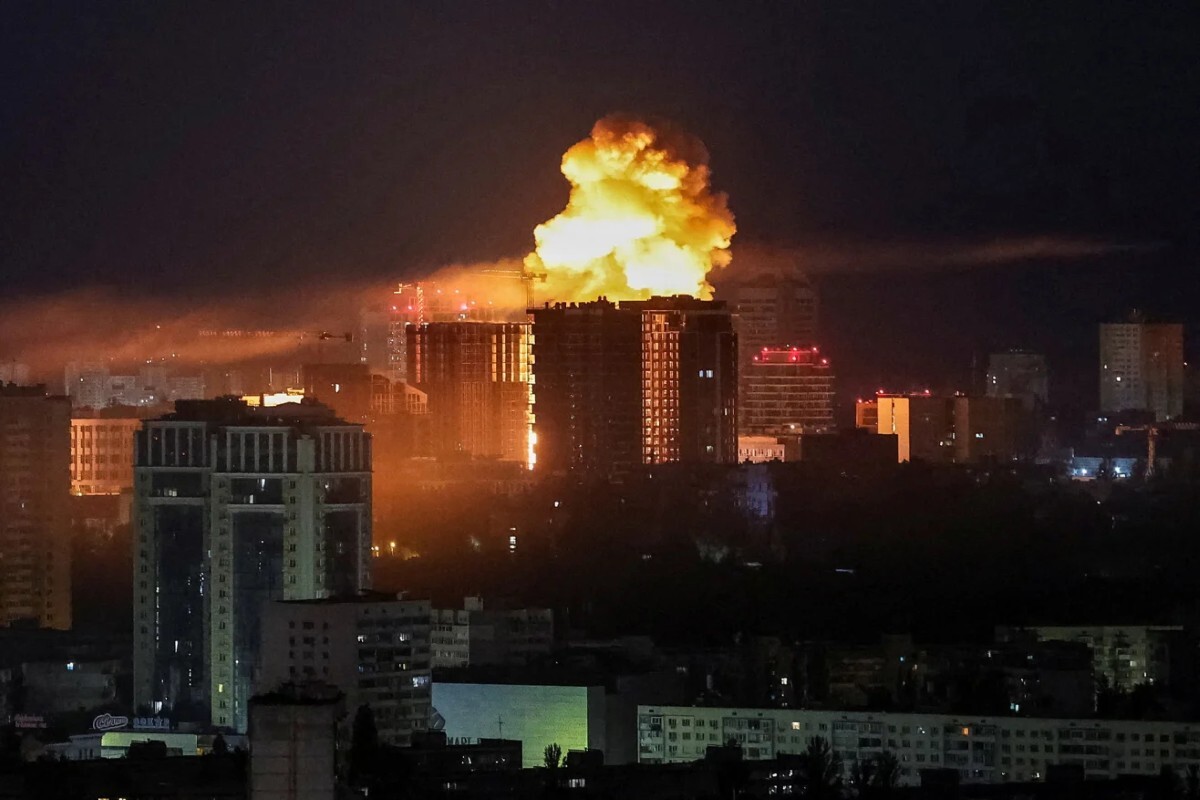 ロシアのミサイルとドローンによる攻撃を受け、市街地の上空が爆発で照らされる様子＝2日、キーウ/Gleb Garanich/Reuters