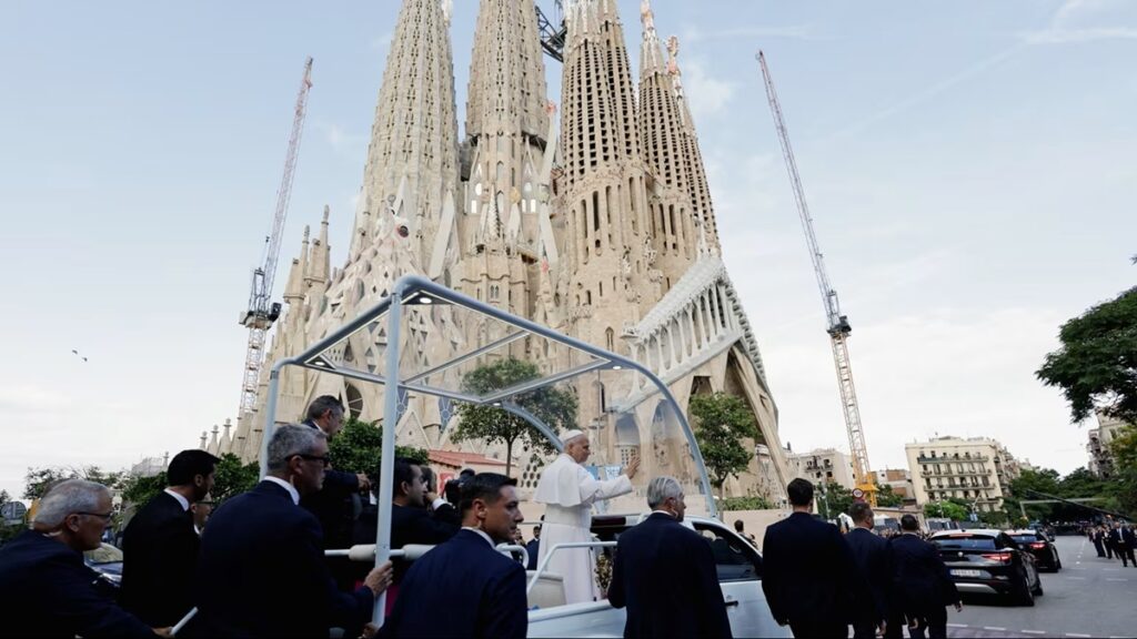ガウディ没後100年、ローマ教皇がサグラダ・ファミリア「イエスの塔」を祝福 – CNN.co.jp ガウディ没後100年、ローマ教皇がサグラダ・ファミリア「イエスの塔」を祝福 - CNN.co.jp