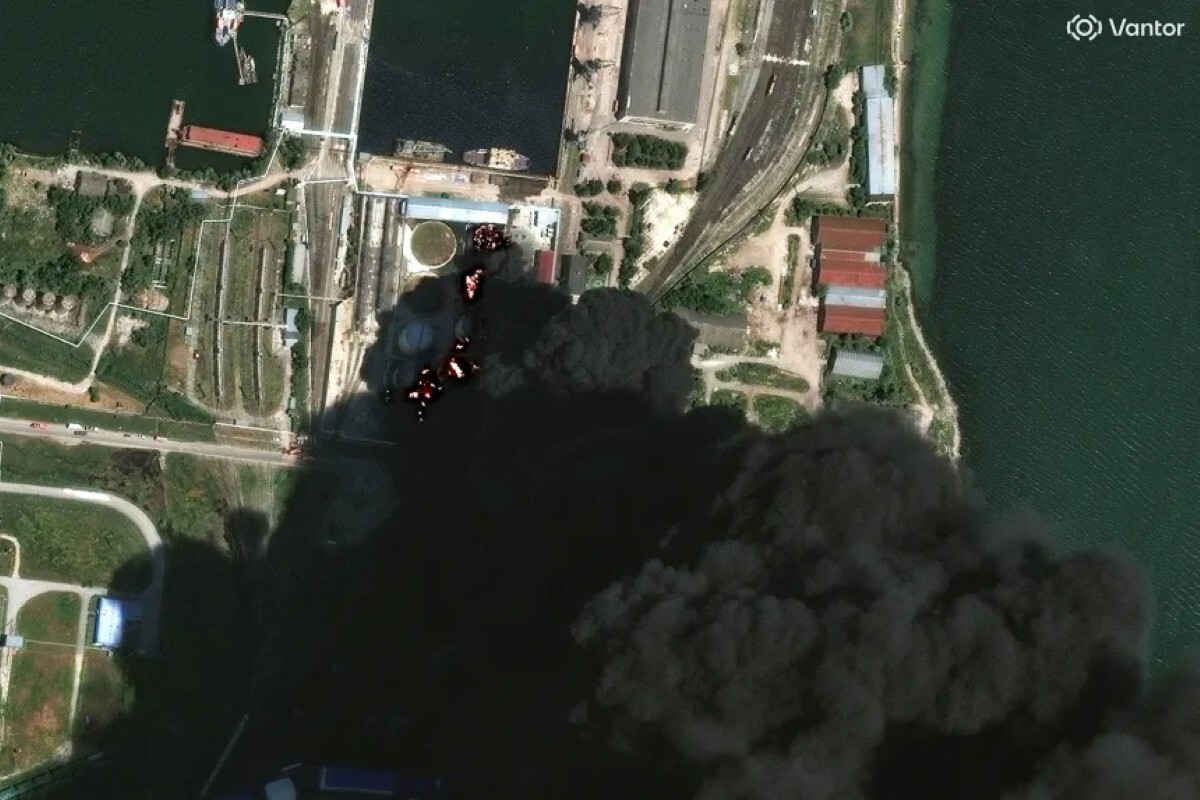 クリミア半島ケルチの石油貯蔵施設がドローン攻撃を受けた後、石油タンクから炎と煙が上がる様子を捉えた衛星画像＝6月21日/Vantor/Reuters