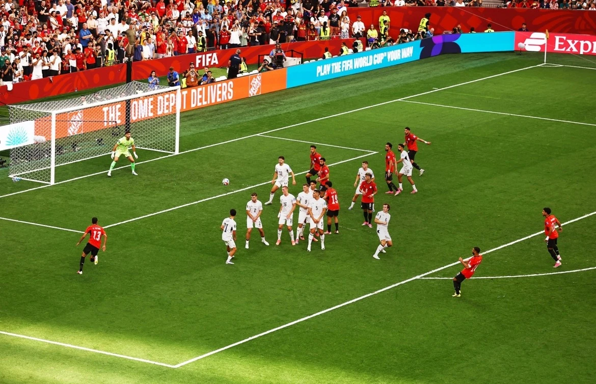 セットプレーからのサラーのシュートはポストの横に逸れた。 Salah đưa bóng đi chệch cột dọc sau tình huống phối hợp đá phạt.