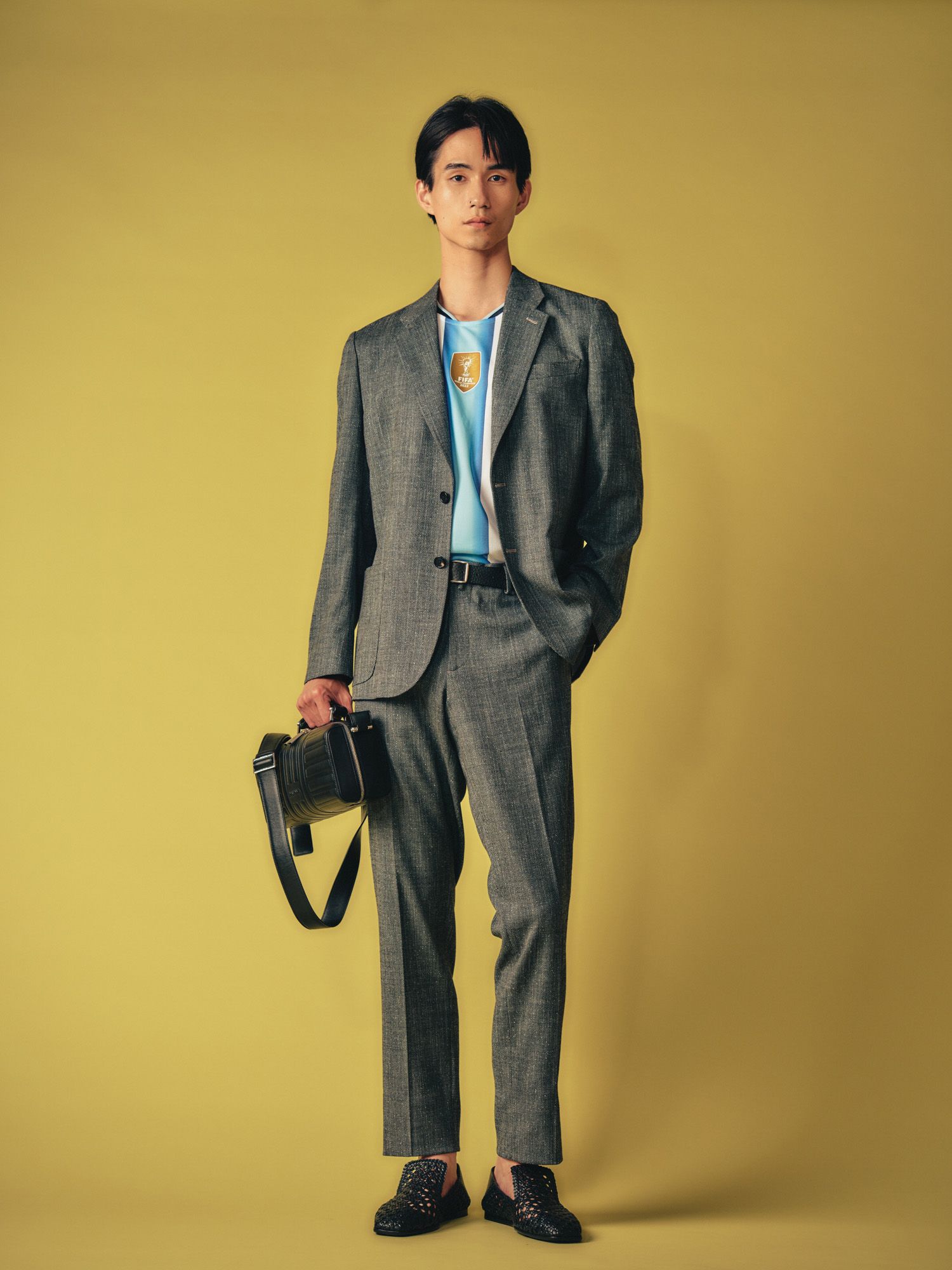 ジャケット ¥61600、パンツ ¥29700、ベルト ¥11000 by Paul Smith(ポール・スミス リミテッド TEL0334785600)、ユニフォーム ¥13200 by adidas(アディダスコールセンター...