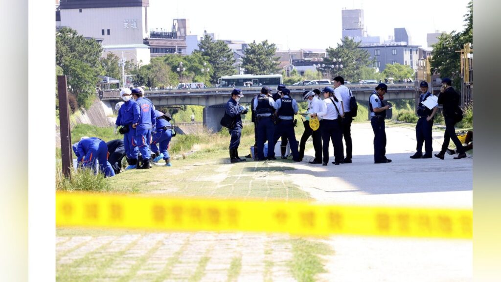 三条大橋近くの鴨川に浮いた１０代ぐらいの女性、搬送先で死亡確認…近くの水路では男性救助 - 読売新聞