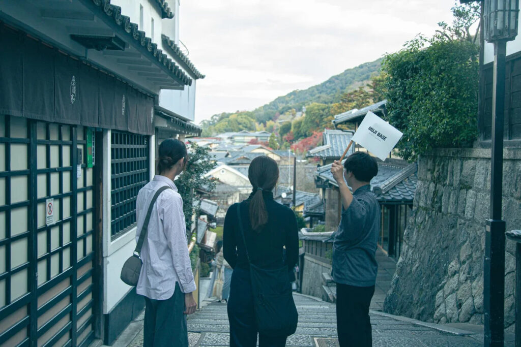 【無印良品】の世界観の中で暮らすように滞在する。京都・清水に「MUJI BASE KYOTO kiyomizu」が誕生（SPUR） - Yahoo!ニュース