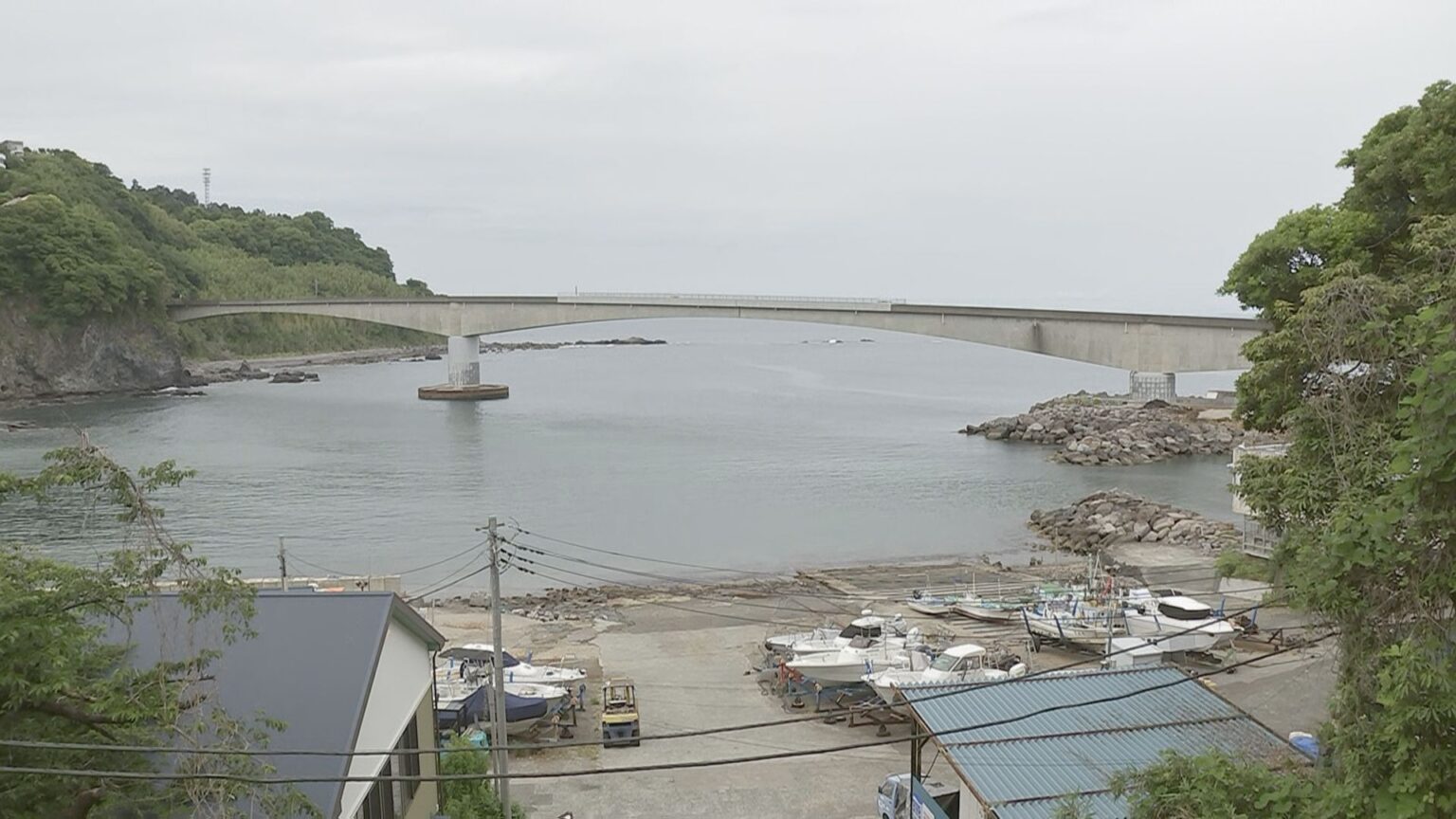 神奈川・真鶴町の海で男女4人が見つかる いずれも死亡 近くの防犯カメラには橋から飛び降りる人の様子 警察が関連を捜査(TBS NEWS DIG Powered by JNN) 神奈川・真鶴町の海で男女4人が見つかる いずれも死亡 近くの防犯カメラには橋から飛び降りる人の様子 警察が関連を捜査(TBS NEWS DIG Powered by JNN)