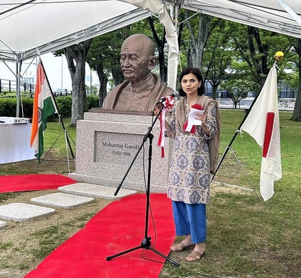胸像の前で、あいさつするマリック駐日大使（松江市で）