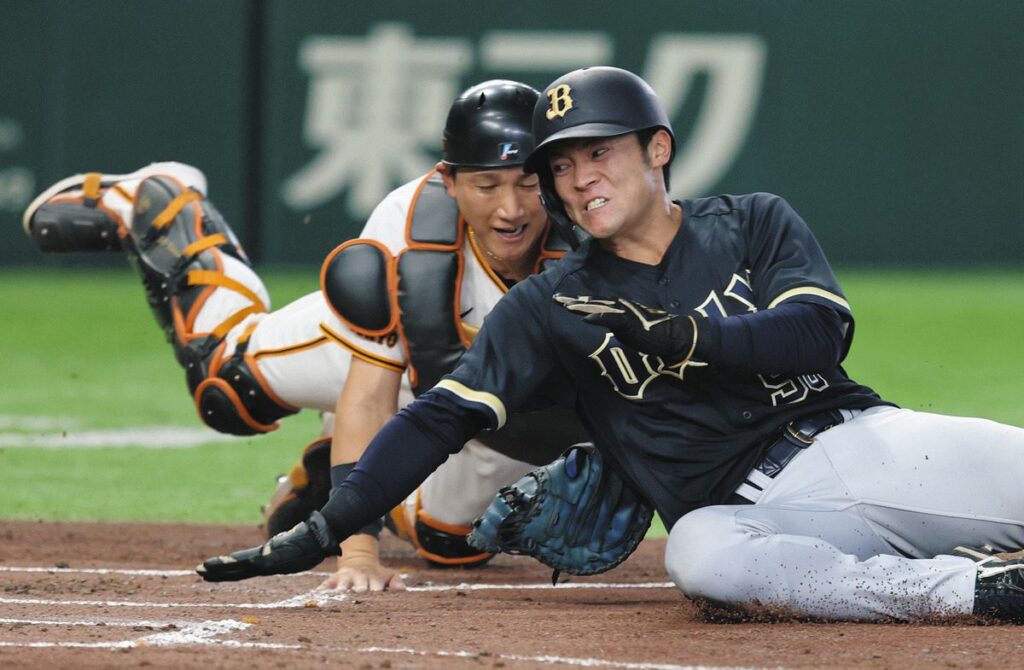「2軍のスタッフに感謝」巨人・小林誠司、今季初スタメンで勝利貢献！4回、勝ち越し阻止の飛び込み本塁タッチアウトのファインプレー（中日スポーツ） - Yahoo!ニュース