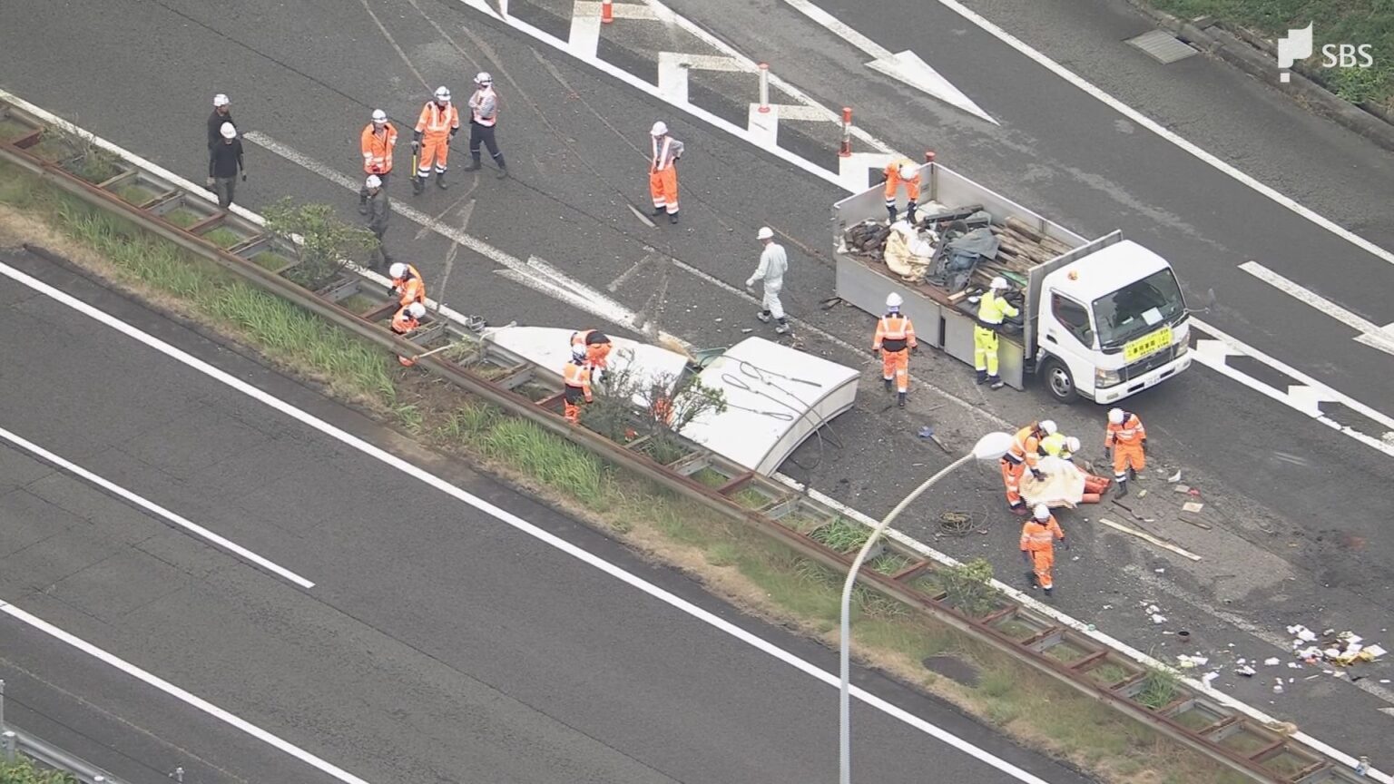 東名高速下りで大型トレーラーが横転し7時間半通行止め 約10トンのトンネル部材が散乱 30代運転手が軽傷=静岡・磐田市（静岡放送（SBS）） - Yahoo!ニュース