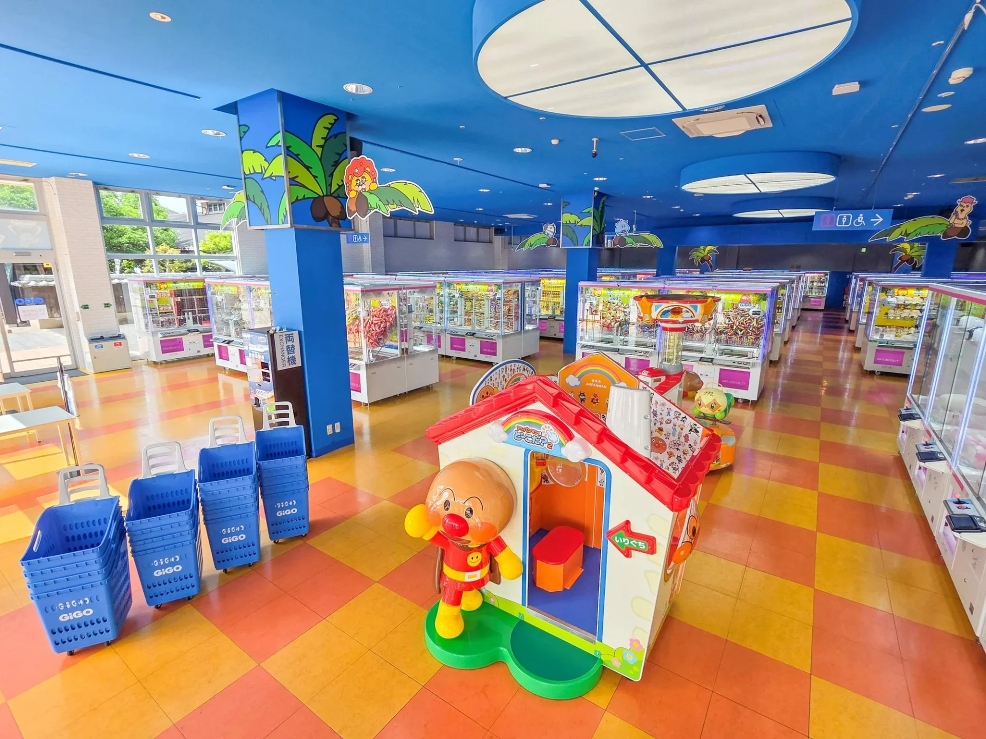 店内の様子とキッズゲームコーナー