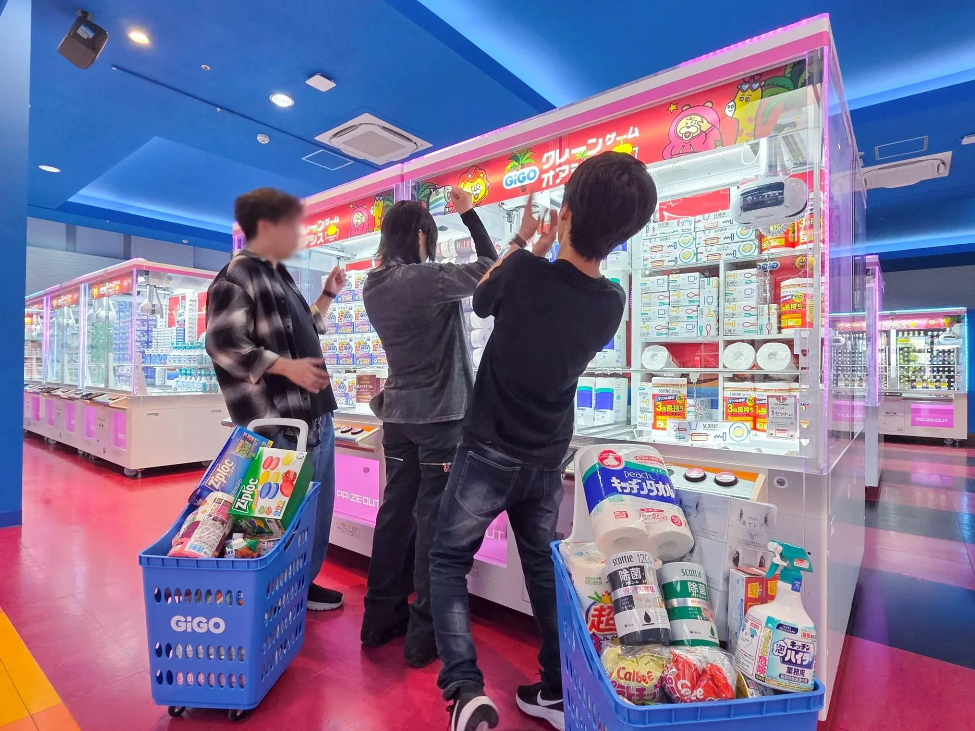クレーンゲームを楽しむ様子
