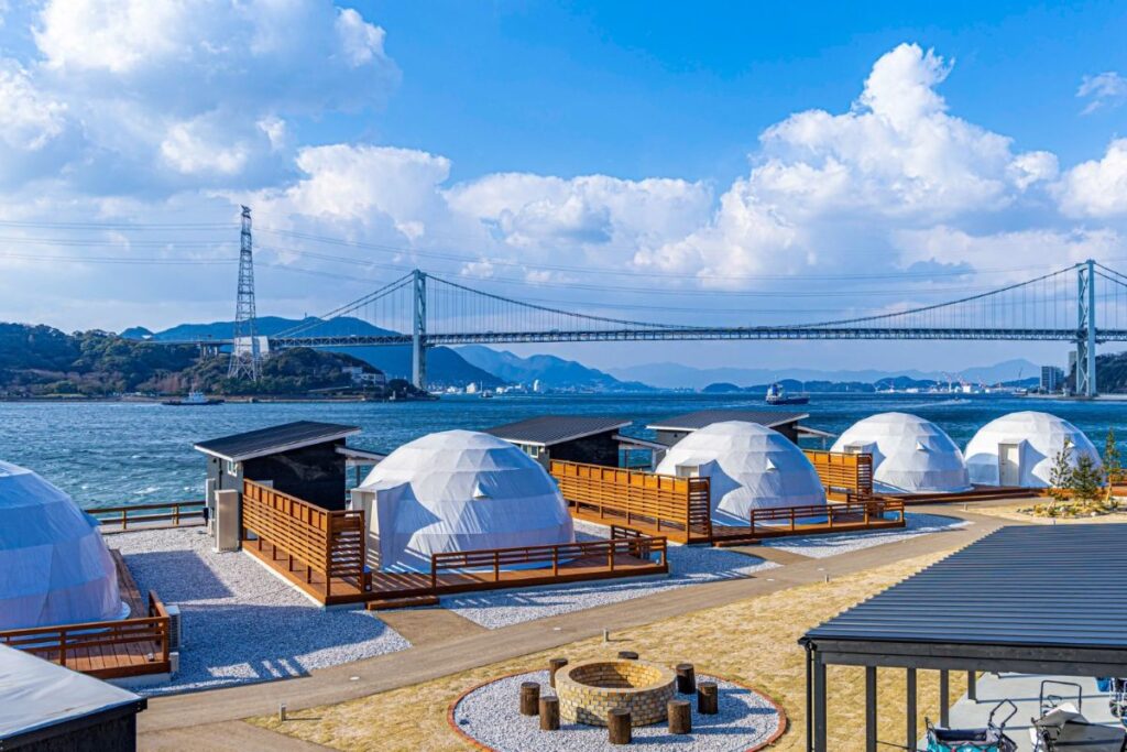 関門海峡を一望！ 山口の絶景グランピング「グランドーム下関」にインフィニティプールやサウナ付きの客室が誕生（2026年6月リニューアル） | 旅とおでかけ 鉄道チャンネル