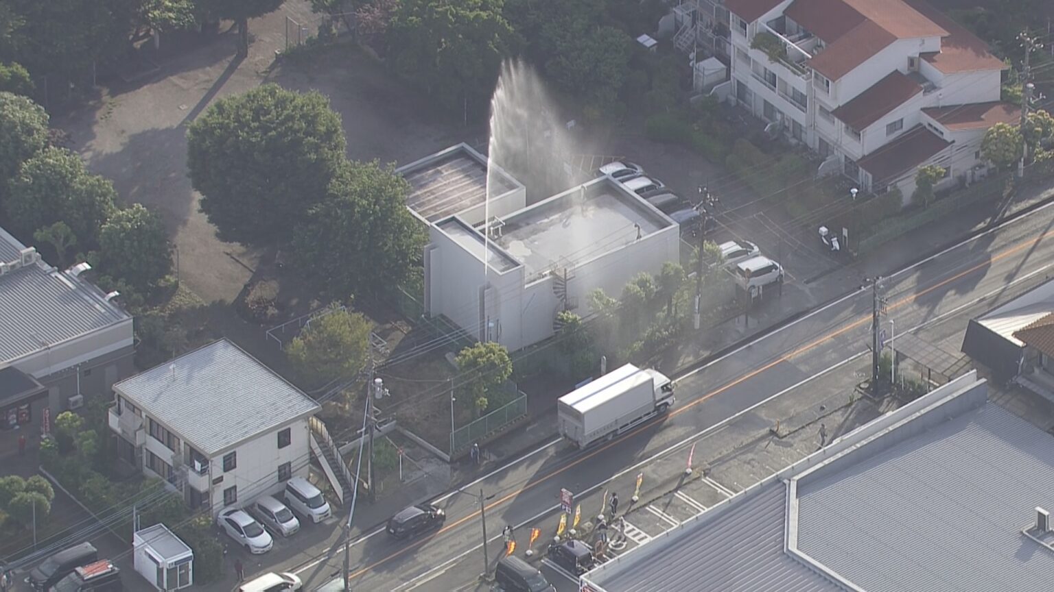 団地内の水道管が破損　水が高さ“約10m”噴き出し続ける　神奈川県相模原市（TBS NEWS DIG Powered by JNN）