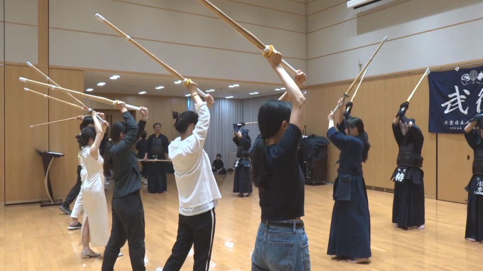 中国で根強い人気「剣道」体験イベント 約90人が参加 面打ちや竹刀の使い方学ぶ 日中関係冷え込むなかでも800人が応募(TBS NEWS DIG Powered by JNN) 中国で根強い人気「剣道」体験イベント 約90人が参加 面打ちや竹刀の使い方学ぶ 日中関係冷え込むなかでも800人が応募(TBS NEWS DIG Powered by JNN)