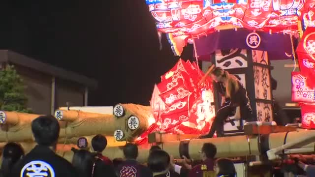 津沢夜高あんどん祭 大行燈が激突する迫力に歓声 「吊りもの」を激しく壊しあう（富山テレビ） - Yahoo!ニュース
