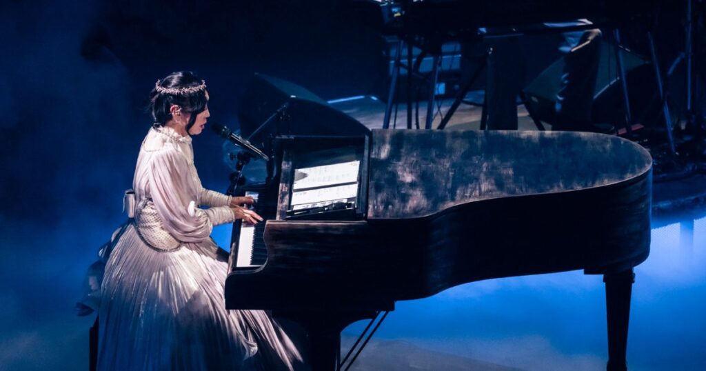 【ライブレポート】米国人ライターが観た、松任谷由実最新ライブ。「このツアーが強く印象付けるのは、創作衝動に突き動かされる人間からしか生まれない創造性だ」 – 画像一覧（3/10） – THE FIRST TIMES