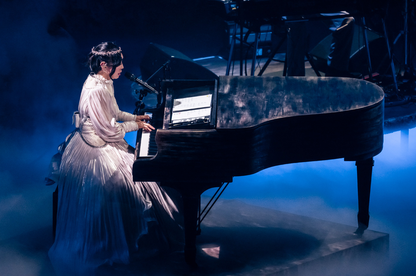 【ライブレポート】米国人ライターが観た、松任谷由実最新ライブ。「このツアーが強く印象付けるのは、創作衝動に突き動かされる人間からしか生まれない創造性だ」 - 画像一覧（3/10）