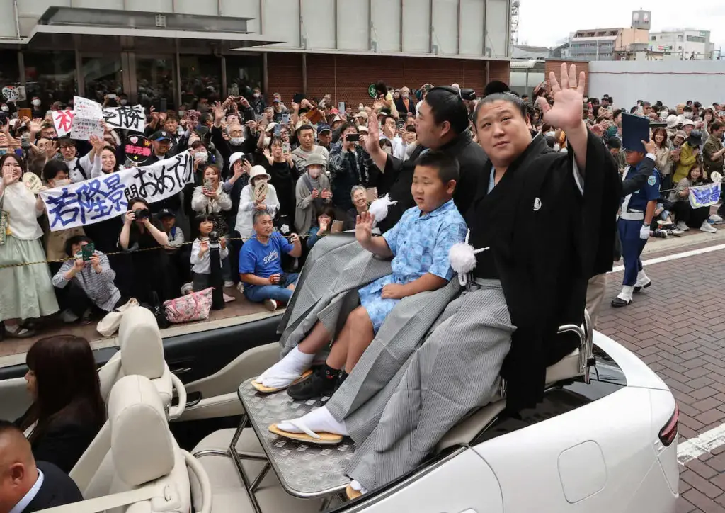 【記事全文】若隆景が感謝の凱旋 地元福島での優勝パレードに1万5000人 長男・浬さんと「ダブル優勝だね」 – スポニチ Sponichi Annex スポーツ 【記事全文】若隆景が感謝の凱旋 地元福島での優勝パレードに1万5000人 長男・浬さんと「ダブル優勝だね」 - スポニチ Sponichi Annex スポーツ