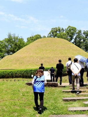 世界文化遺産に登録される見通しとなった高松塚古墳。多くの観光客でにぎわった（奈良県明日香村で）