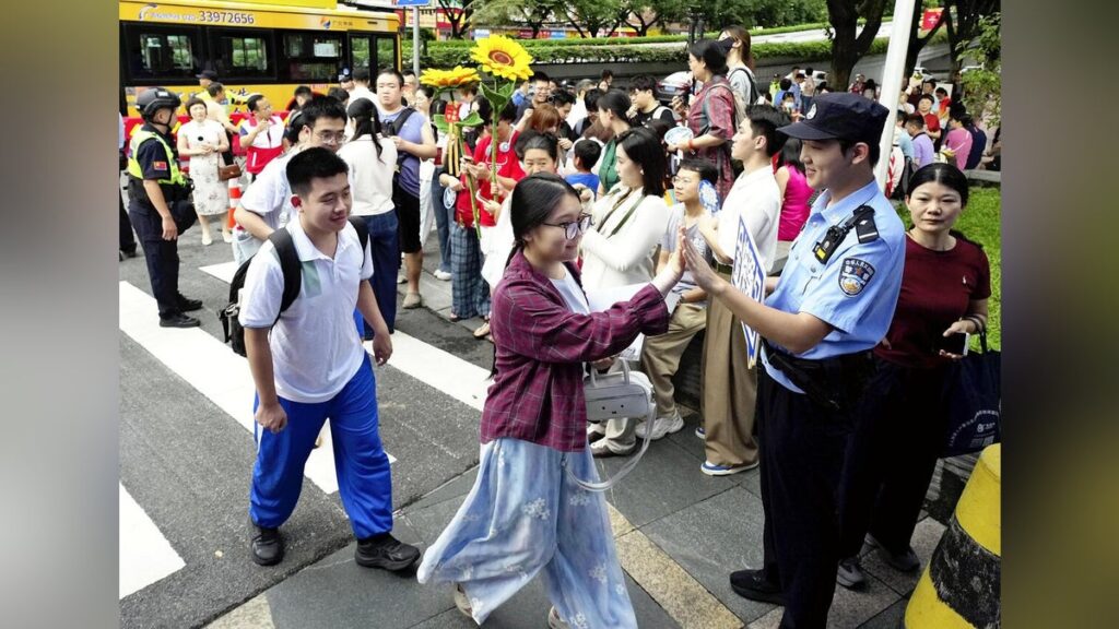 「現代の科挙」出願者は前年比45万人減…不正防止に眼鏡を外してチェックや金属探知機 – 読売新聞 「現代の科挙」出願者は前年比45万人減…不正防止に眼鏡を外してチェックや金属探知機 - 読売新聞