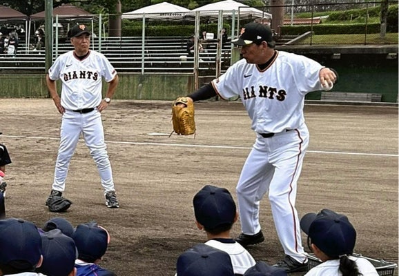 子どもたちを指導する川口さん（右）と村田さん（左）（島根県雲南市で）