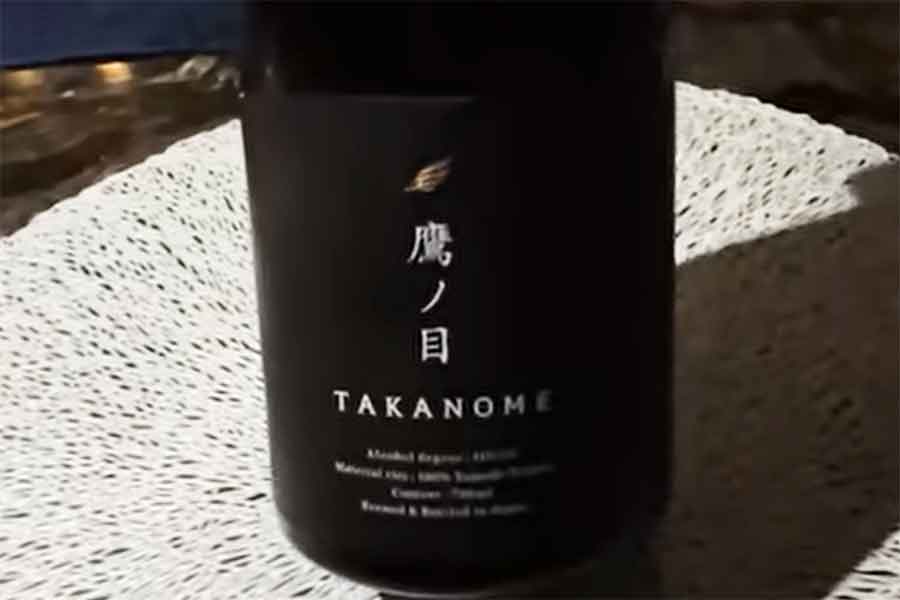 果実を思わせる芳醇な香りが特徴の日本酒【出典：YouTube「日本食冒険記Tokyo Food Adventures」よりスクリーンショット】