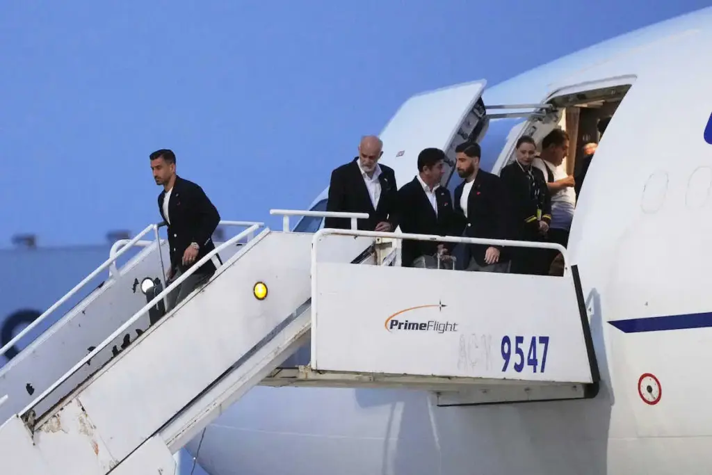 渦中のイラン代表が合宿地のメキシコに到着 空港から宿舎まで軍と警察が厳重に警備 – スポニチ Sponichi Annex サッカー 渦中のイラン代表が合宿地のメキシコに到着 空港から宿舎まで軍と警察が厳重に警備 - スポニチ Sponichi Annex サッカー