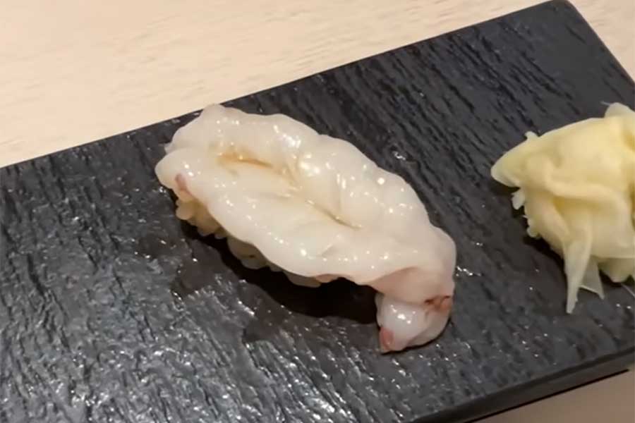 先入観があった生エビのおいしさに感動【出典：YouTube「日本食冒険記Tokyo Food Adventures」よりスクリーンショット】