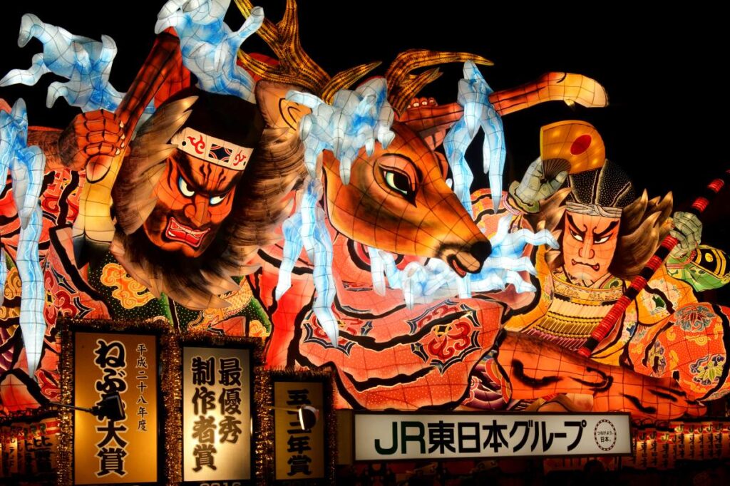 新幹線はやぶさで「青森ねぶた祭」へ! 日本屈指の熱気あふれる祭の見どころからアクセス情報や観覧方法、当日参加可能な跳人体験までガイド | 旅とおでかけ 鉄道チャンネル 新幹線はやぶさで「青森ねぶた祭」へ! 日本屈指の熱気あふれる祭の見どころからアクセス情報や観覧方法、当日参加可能な跳人体験までガイド | 旅とおでかけ 鉄道チャンネル