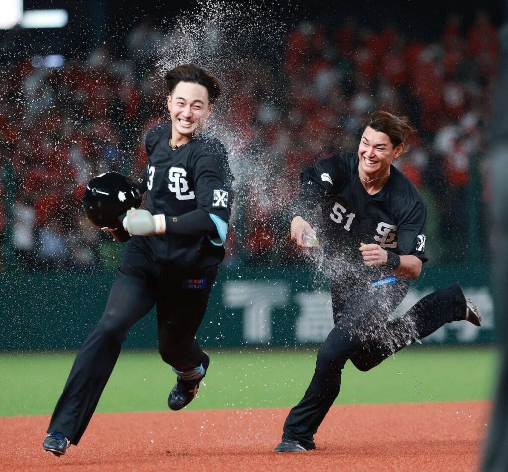 西武・長谷川信哉、劇的サヨナラ打で6度目ヒーロー「前に飛ばすことを意識した」 決めゼリフ「マーベラス」も板に - Yahoo!ニュース