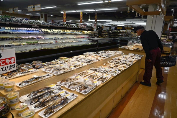 経営陣が仕入れた県産魚の総菜が並ぶ店内（島根県奥出雲町で）