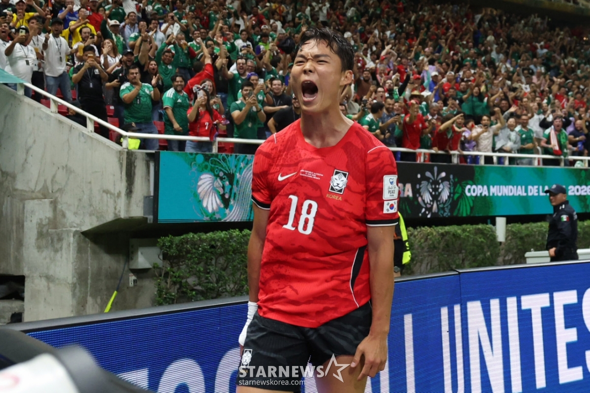 2026年北中米W杯A組予選の大韓民国対チェコ戦が12日（韓国時間）、メキシコ·グアダラハラのエスタディオ·アクロンで行われた。  オ·ヒョンギュが逆転ゴールを決めた後、歓呼している。 /写真=キム·ジンギョン待機者