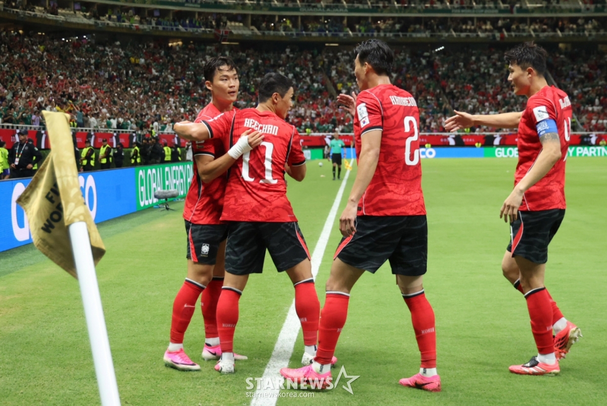2026年北中米W杯A組予選の大韓民国対チェコ戦が12日（韓国時間）、メキシコ·グアダラハラのエスタディオ·アクロンで行われた。  オ·ヒョンギュが逆転ゴールを決めた後、同僚たちと喜んでいる。 /写真=キム·ジンギョン待機者