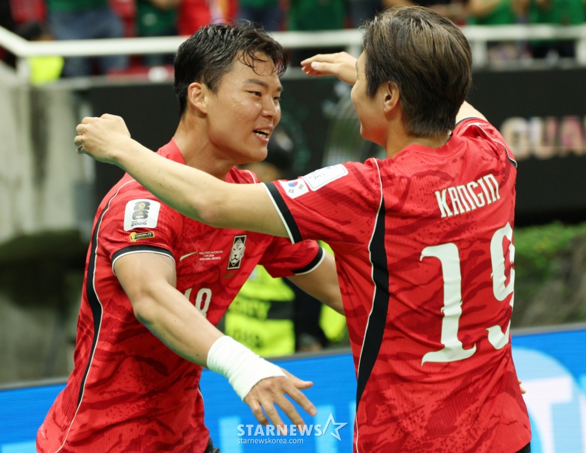 2026年北中米W杯A組予選の大韓民国対チェコ戦が12日（韓国時間）、メキシコ·グアダラハラのエスタディオ·アクロンで行われた。  オ·ヒョンギュが逆転ゴールを決めた後、イ·ガンインと喜んでいる。 /写真=キム·ジンギョン待機者