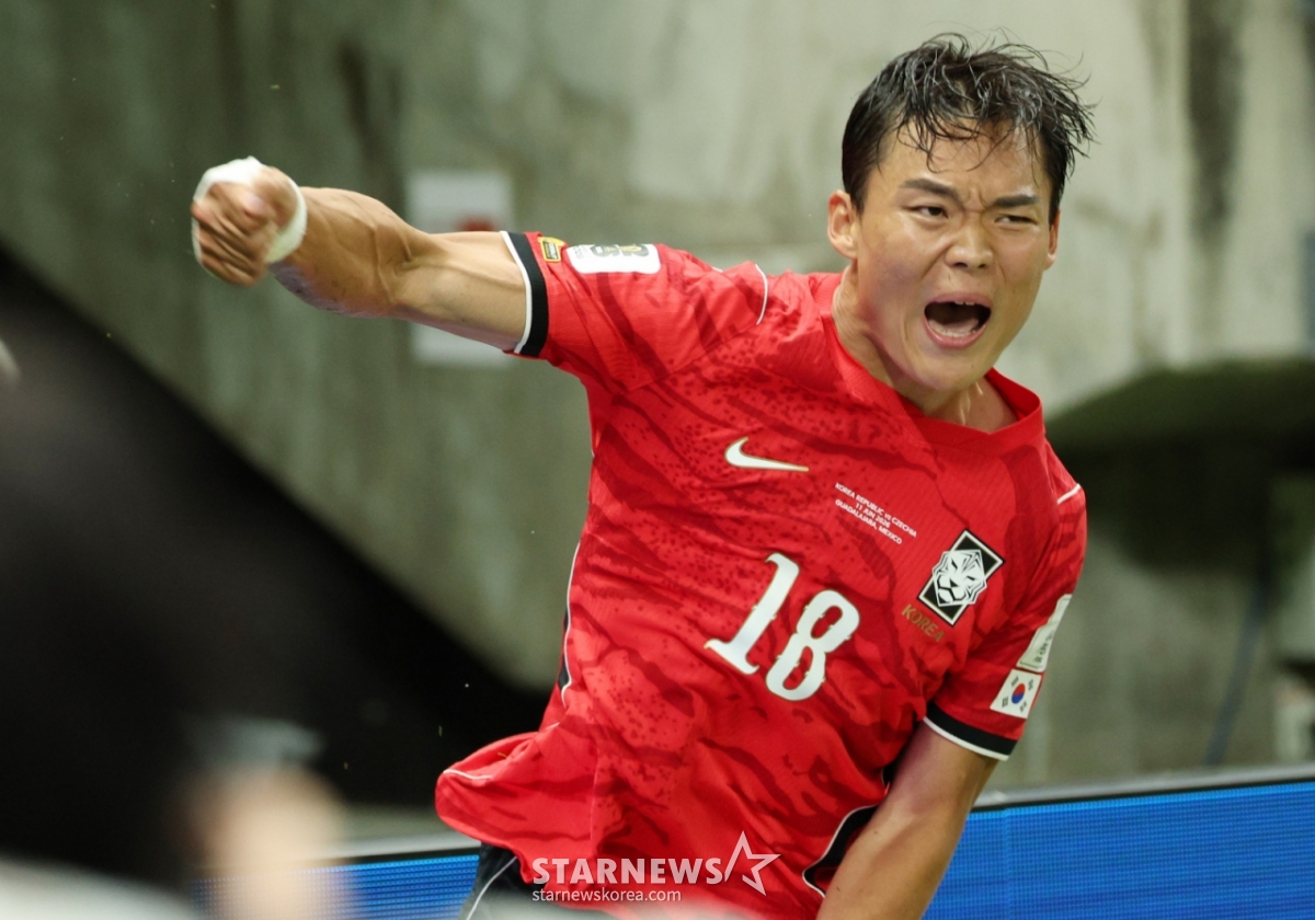 2026年北中米W杯A組予選の大韓民国対チェコ戦が12日（韓国時間）、メキシコ·グアダラハラのエスタディオ·アクロンで行われた。  オ·ヒョンギュが逆転ゴールを決めた後、歓呼している。 /写真=キム·ジンギョン待機者