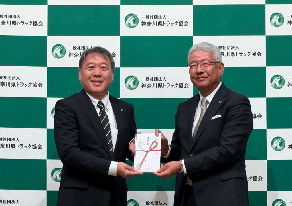 神奈川県/2026年度神奈川県県民功労者として、神奈川県トラック協会の吉田会長を表彰 20260612yoshida2 1024x723 - 神奈川県/2026年度神奈川県県民功労者として、神奈川県トラック協会の吉田会長を表彰